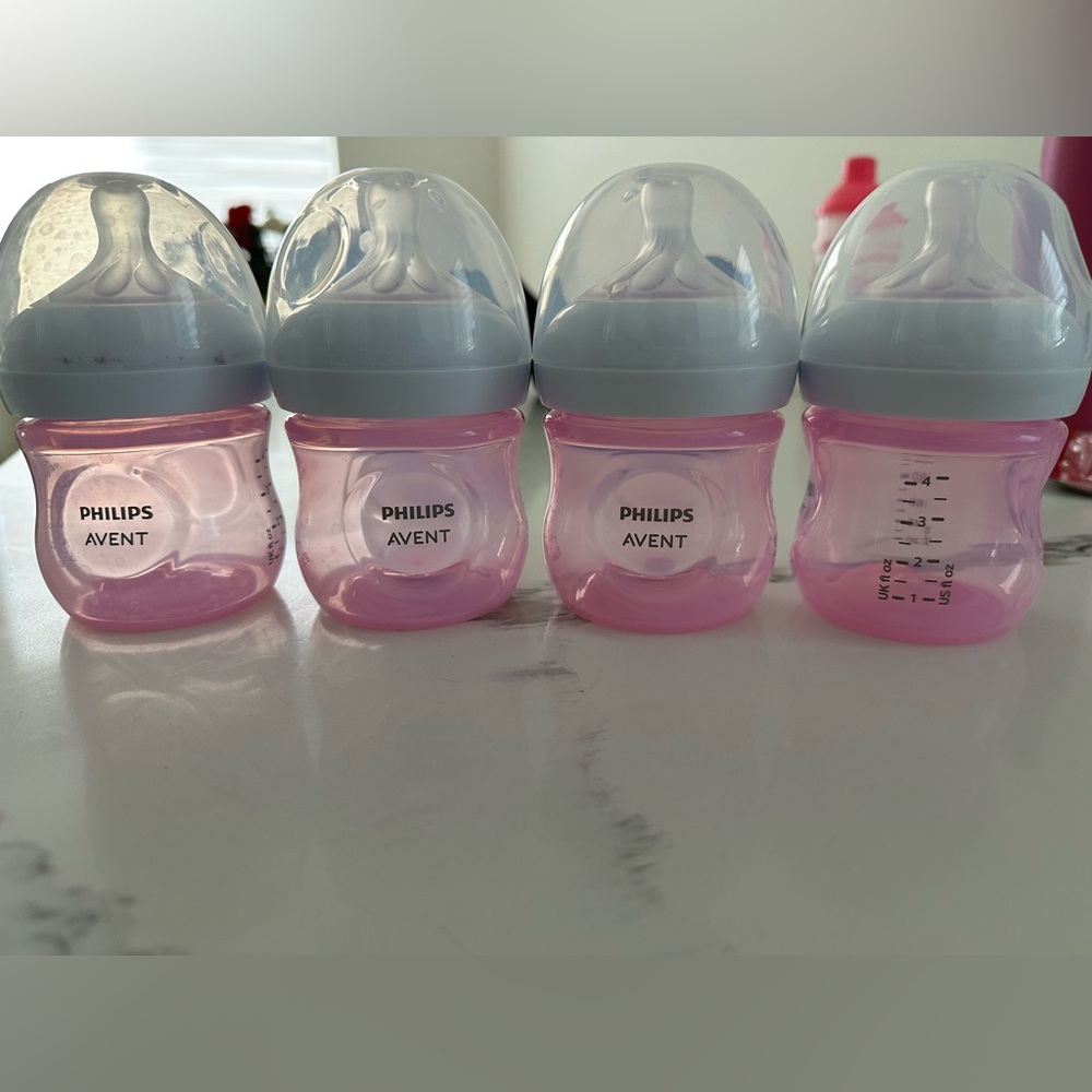 Philips Avent Pink Baby Bottles set of 4 
Plastic 
Brand new never used